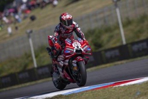 Bagnaia vince sprint MotoGp in Repubblica Ceca, cade Bezzecchi: ordine di arrivo e classifica piloti aggiornata