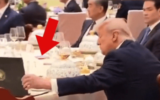 Trump apre il taccuino di Xi al banchetto di Stato, la 'sbirciatina' diventa virale