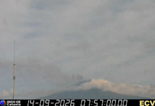 Etna in eruzione, nuovi disagi all'aeroporto di Catania: voli in arrivo sospesi fino alle 16 Etna in eruzione, nuovi disagi all'aeroporto di Catania: voli in arrivo sospesi fino alle 16