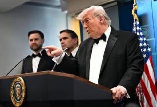 Spari alla cena con i giornalisti della Casa Bianca, Trump portato al sicuro