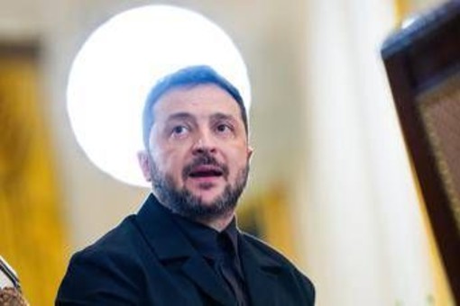 Ucraina, Zelensky: &quot;Ora azioni concrete per fermare Putin&quot;. Ue minaccia sanzioni a Russia