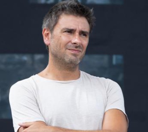 Alessandro Di Battista ricoverato a Cuba: "Forte mal di testa poi malore, ora l'ex deputato M5S ha ripreso conoscenza". E' in trasferimento a L'Avana
