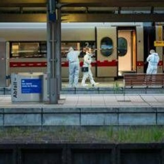 Amburgo, attacco con coltello in stazione: feriti in condizioni stabili