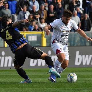 Il Pisa in dieci piega 3-1 il Cagliari, doppietta di Caracciolo