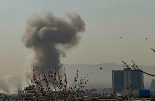 Gli Stati Uniti colpiscono 90 obiettivi in Iran, Teheran attacca basi Usa Gli Stati Uniti colpiscono 90 obiettivi in Iran, Teheran attacca basi Usa