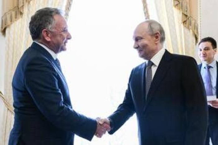 Putin vede Witkoff e annuncia: "Rilascio Hubbard e prime 40mila tonnellate di gasolio agli Usa" Putin vede Witkoff e annuncia: "Rilascio Hubbard e prime 40mila tonnellate di gasolio agli Usa"