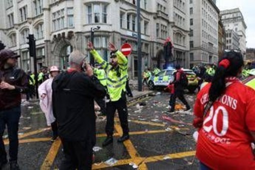 Auto travolge i tifosi alla parata del Liverpool, arrestato un uomo