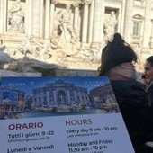 Fontana di Trevi a pagamento, biglietti a 2 euro per i turisti e visitatori Fontana di Trevi a pagamento, biglietti a 2 euro per i turisti e visitatori