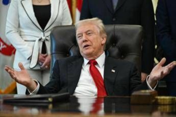 Trump: &quot;Grazie ai dazi ogni americano riceverà bonus di 2mila dollari&quot;
