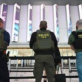 Guanti che danno la scossa elettrica, il nuovo strumento in dotazione dell'Ice