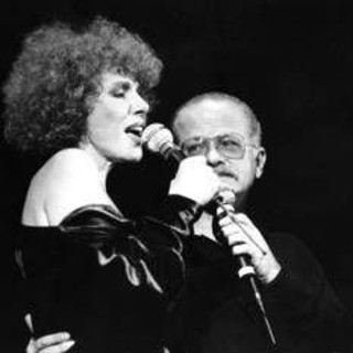 Vanoni, un pianoforte e un cuore nero: il lutto di Gino Paoli Vanoni, un pianoforte e un cuore nero: il lutto di Gino Paoli