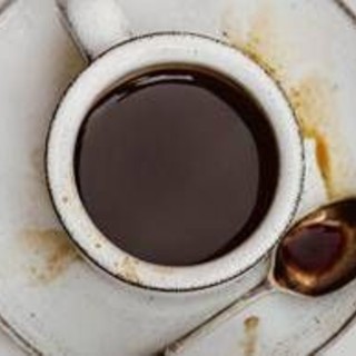 La avvelena con la candeggina nel caffè, la moglie lo smaschera con una telecamera La avvelena con la candeggina nel caffè, la moglie lo smaschera con una telecamera