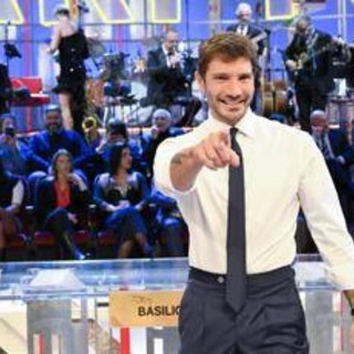Affari Tuoi Speciale, stasera 4 maggio: gli ospiti in studio con Stefano De Martino