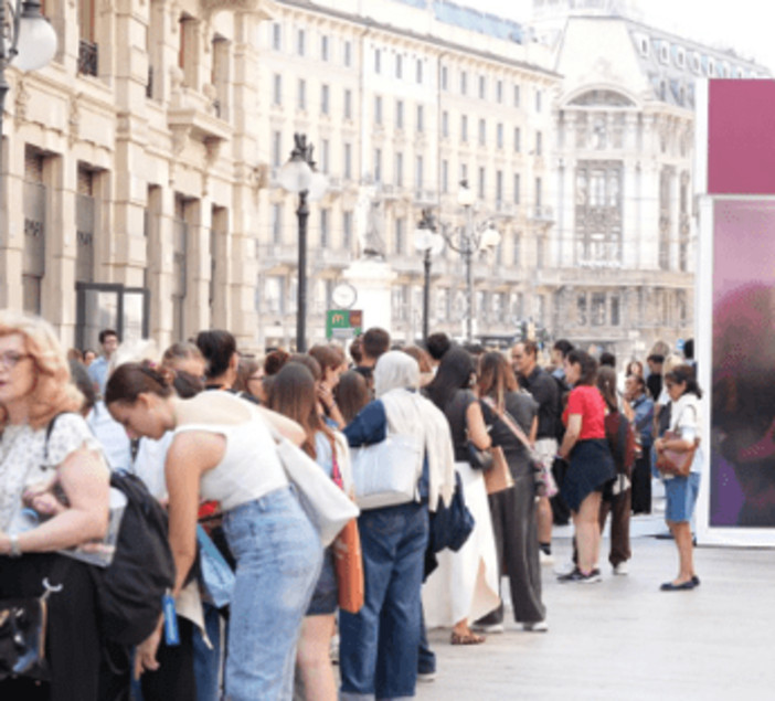 iPhone 18, in coda dall’alba a Milano. Pioggia di critiche social: "Per un posto di lavoro non farebbero quella fila"