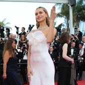 Laila Hasanovic conquista Cannes, la fidanzata di Sinner sfila con l'abito da 'sposina'
