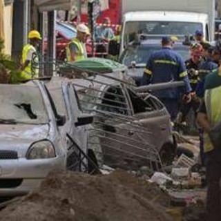 Grecia, crolla palazzina ad Atene: 6 dispersi tra cui 4 turisti Grecia, crolla palazzina ad Atene: 6 dispersi tra cui 4 turisti
