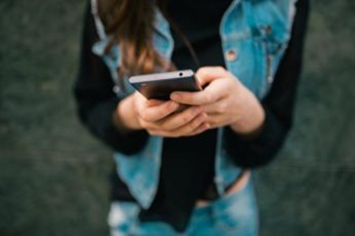 Usare i social deprime i teenager, l'alert in uno studio