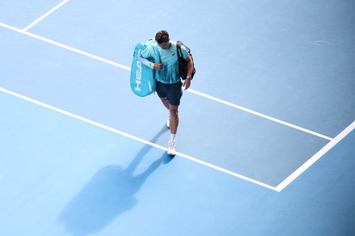 Sfortuna Musetti, vince i primi due set con Djokovic ma poi si ritira Sfortuna Musetti, vince i primi due set con Djokovic ma poi si ritira