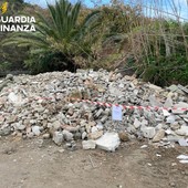 Discarica abusiva di 300 mq a Ischia, sequestri e denunce