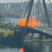 Ucraina, colpito ponte a Kiev nel giorno della visita di Merz. Il cancelliere: "In futuro macchina guerra Russia contro di noi"