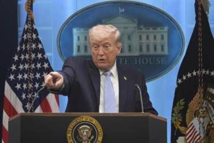 "Chi parla di armi con la stampa?", Trump usa la macchina della verità: test tra i militari "Chi parla di armi con la stampa?", Trump usa la macchina della verità: test tra i militari
