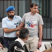 Femminicidi escort, Frumuzache condannato all'ergastolo. Lui in aula con la maglietta dei figli: "Sei il nostro superpapà" Femminicidi escort, Frumuzache condannato all'ergastolo. Lui in aula con la maglietta dei figli: "Sei il nostro superpapà"