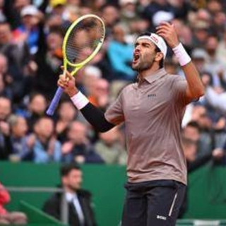 Berrettini, il mistero del biglietto caduto in campo: cos'è successo a Montecarlo