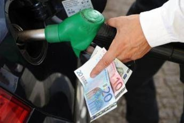 Carburante, prezzi benzina e diesel: prosegue il calo Carburante, prezzi benzina e diesel: prosegue il calo