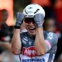 Vuelta, Philipsen vince allo sprint la prima tappa e conquista la maglia rossa