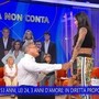 Lui ha 53 anni, lei 24: a La volta buona arriva la proposta di matrimonio a sorpresa