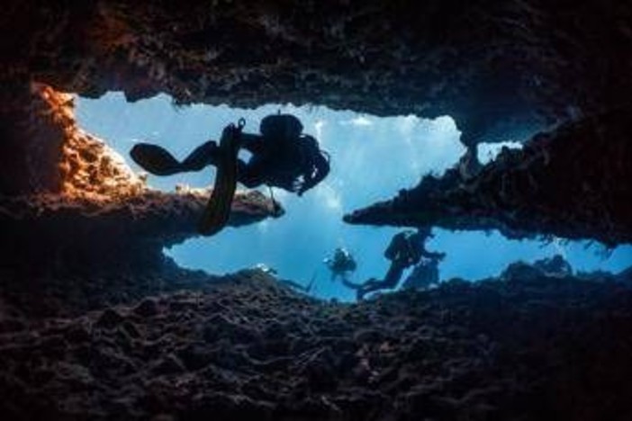 Italiani morti alle Maldive, spunta nuova ipotesi: "Sub risucchiati nelle grotte da effetto Venturi"