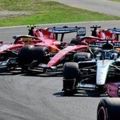 Gp Monza, scintille alla partenza: contatto Leclerc-Hamilton, poi Charles finisce a muro