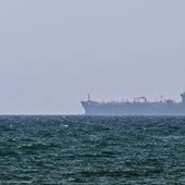 Iran, Pasdaran: "Petroliera con 2 milioni di barili greggio urta mina a Hormuz, nave in fiamme" Iran, Pasdaran: "Petroliera con 2 milioni di barili greggio urta mina a Hormuz, nave in fiamme"