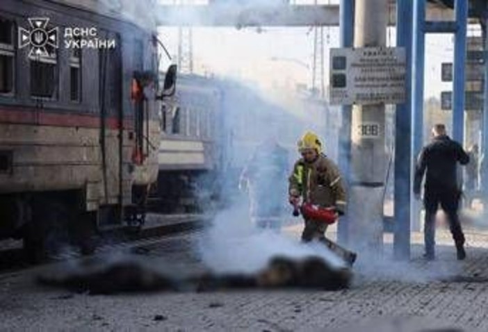Ucraina, droni russi colpiscono un treno passeggeri a Dnipro: almeno 13 morti Ucraina, droni russi colpiscono un treno passeggeri a Dnipro: almeno 13 morti 