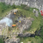 Elicottero precipita e prende fuoco in Piemonte: due morti a Ossola