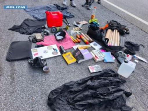 Andavano al Festival dell'Alta Felicità con fumogeni, petardi, caschi e benzina: tre francesi allontanati dall'Italia