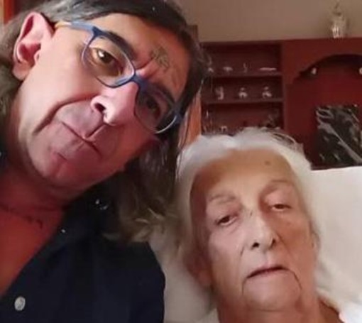 Morta la madre del disturbatore tv Gabriele Paolini, il figlio presenta denuncia per malasanità. Sequestrate le cartelle cliniche Morta la madre del disturbatore tv Gabriele Paolini, il figlio presenta denuncia per malasanità. Sequestrate le cartelle cliniche