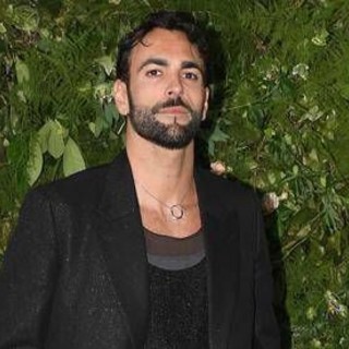 Mengoni versione Grinch, la confessione sui social: "Mi fa schifo il Natale" Mengoni versione Grinch, la confessione sui social: "Mi fa schifo il Natale"