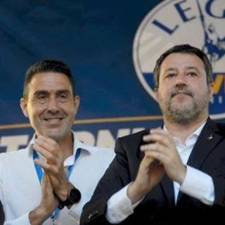 Lega, Salvini consegna a Vannacci la tessera del partito