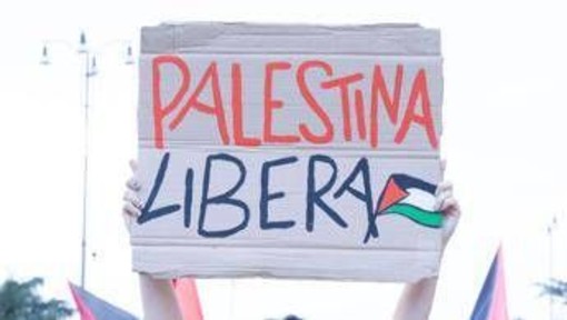 Roma, partito il corteo per Gaza: &quot;Blocchiamo tutto, Palestina libera&quot;