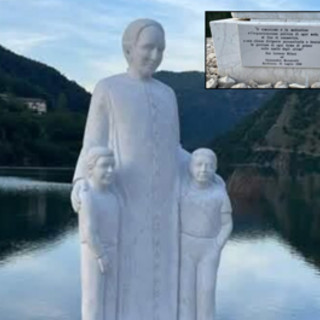 Don Milani, inaugurata la statua con frase anti-comunista: scoppia la polemica Don Milani, inaugurata la statua con frase anti-comunista: scoppia la polemica