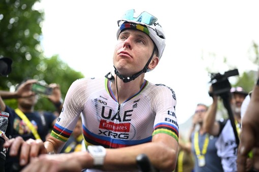 Pogacar cade e si ritira dalla Vuelta, sprint di Coquard e Mas in maglia rossa Pogacar cade e si ritira dalla Vuelta, sprint di Coquard e Mas in maglia rossa