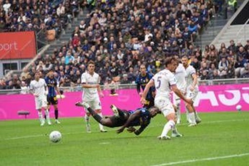 Inter-Fiorentina, Thuram atterrato in area di rigore, Mariani non concede il penalty. Cosa è successo Inter-Fiorentina, Thuram atterrato in area di rigore, Mariani non concede il penalty. Cosa è successo