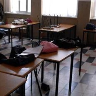 Roma, ragazzo a scuola con la pistola: arma puntata contro un compagno di classe Roma, ragazzo a scuola con la pistola: arma puntata contro un compagno di classe