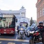 A Roma autobus sempre più 'ostaggi' delle auto, nel centro storico viaggiano anche a 1 km l'ora: lo studio