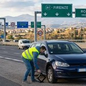 Controesodo, cosa fare se si buca una gomma in autostrada: 5 regole per evitare rischi