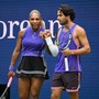 Alcaraz show al ritorno in campo con Serena Williams: super debutto per la coppia da sogno, poi il ko contro Cobolli Alcaraz show al ritorno in campo con Serena Williams: super debutto per la coppia da sogno, poi il ko contro Cobolli