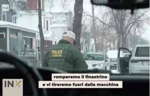 "Spacchiamo il vetro", agenti Ice minacciano i giornalisti di In mezz'ora