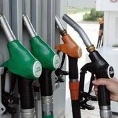 Caro carburanti, Eni fissa un tetto al prezzo di benzina e gasolio. Il governo: "Atto lodevole" Caro carburanti, Eni fissa un tetto al prezzo di benzina e gasolio. Il governo: "Atto lodevole"