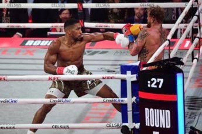 Joshua, incidente in Nigeria: il Suv si schianta, 2 morti Joshua, incidente in Nigeria: il Suv si schianta, 2 morti